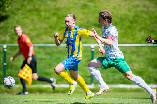 Eskilsminnes Jesper Lundborg i kamp med Västra frölundas Anton Delwér