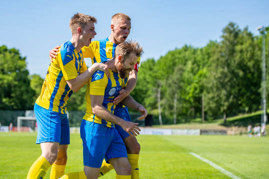 Eskilsminnes Emil Åberg jublar tillsammans med Hampus Stoltz och Jonatan Persson efter gjort 2-1 på straff