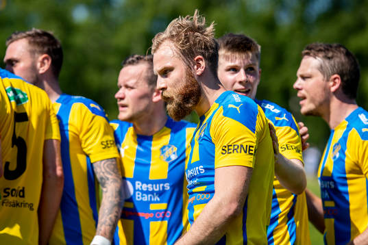 Eskilsminnes Emil Åberg jublar tillsammans med lagkamrater efter gjort 2-1