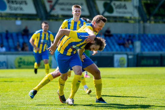 Eskilsminnes Emil Åberg jublar tillsammans med Jesper Larsson efter 2-1