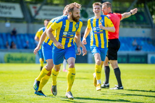 Eskilsminnes Emil Åberg jublar efter 2-1