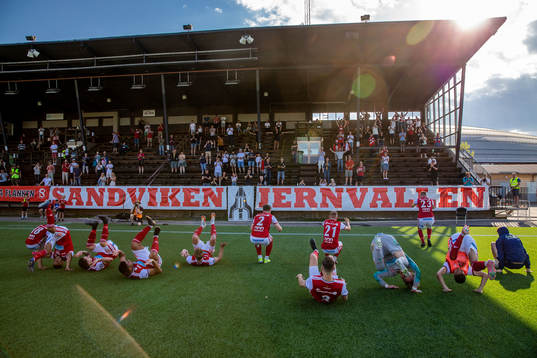 Sandvikens spelare jublar framför läktaren