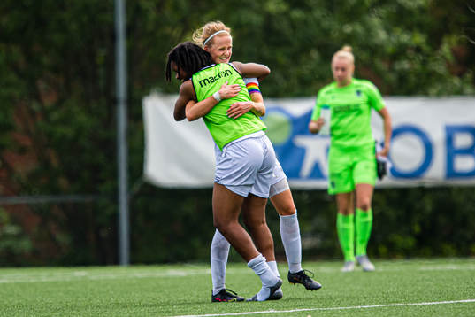 Matchwinner Andrea Anderdal of Øvrevoll Hosle celebrates with Joshualyn Favour Reeves of Øvrevoll Hosle