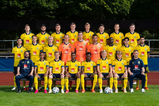  Tim Prica, Aiham Ousou, Pavle Vagic, Emil Holm, Jesper Tolinsson, Armin Gigovic, Benjamin Nygren, Patrik Wålemark.Mellersta raden från vänster: Hussein Ali, Anton Eriksson, Carl Gustafsson, Jakob Tånnander, Samuel Brolin, Oliver Dovin, Benjamin Mbunga Kimpioka, Eric Kahl, Rami Hajal. Främre raden från vänster: Förbundskapten Poya Asbaghi, Bilal Hussein, Hampus Finndell, Paulos Abraham, Anthony Elanga, Dennis Collander, Daniel Svensson, assisterande förbundskapten Andreas Pettersson.
