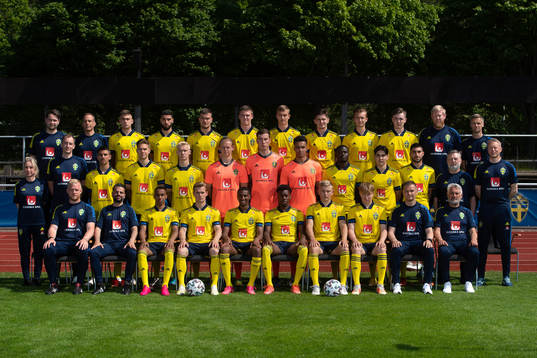 U21-landslaget i fotboll står uppställda för en lagbild