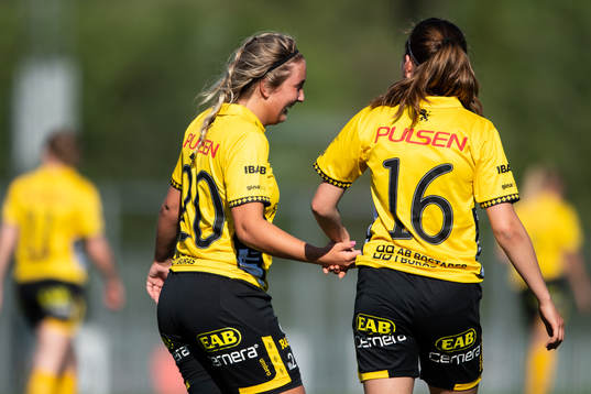 Elfsborgs Ebba Johansson jublar med Olivia Gurtata efter mål