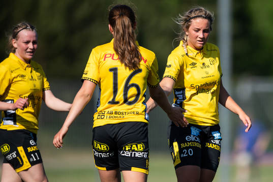 Elfsborgs Ebba Johansson, Leann Nyström och Donika Shala jublar efter mål