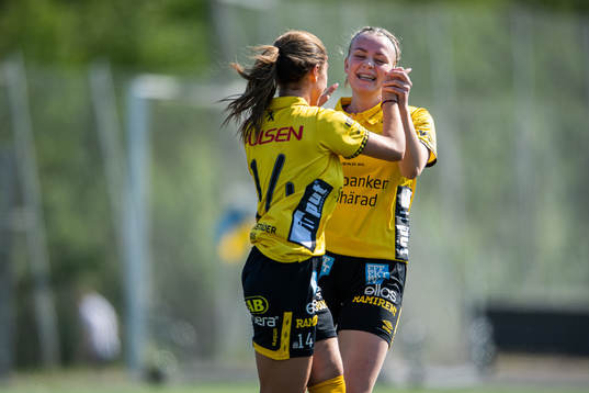 Elfsborgs Donika Shala jublar med Leann Nyström