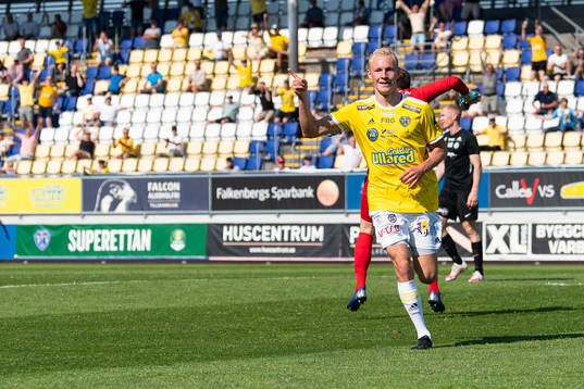 Falkenbergs Adam Bergmark Wiberg gör 2-1 och jublar