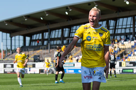 Falkenbergs Adam Bergmark Wiberg gör 2-1 och jublar