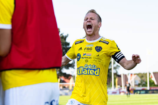 Falkenbergs Tobias Englund jublar efter 2-1 av Adam Bergmark Wiberg (ej i bild)