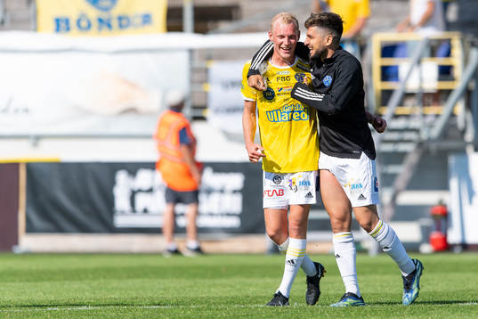 Falkenbergs Adam Bergmark Wiberg och Mahmut Özen jublar
