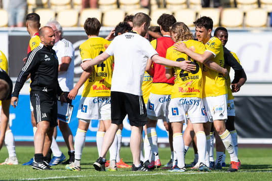 Falkenbergs spelare jublar