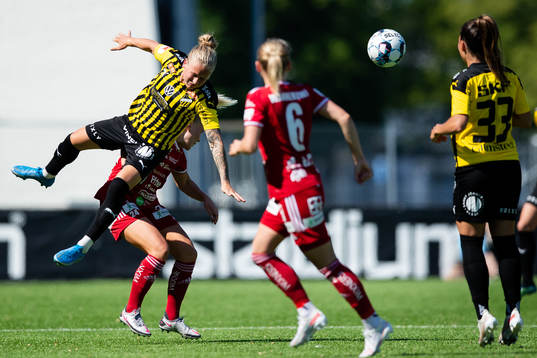 Häckens Filippa Curmark i kamp med Piteås Ellen Karlsson