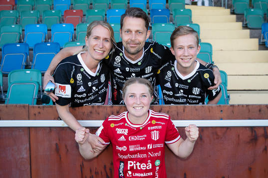 Tidigare Kopparberg Göteborg spelaren numera i Piteå, Hanna Andersson med sin mamma Karin, pappa Johan och lillebrodern Hugo