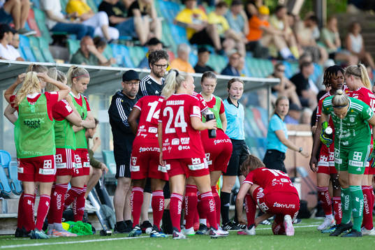 Piteås tränare Stellan Carlsson pratar med sitt lag i en vätskepaus