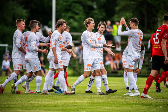 Älmeboda/Linneryds Ruben Lindén jublar med lagkamrater efter 1-0