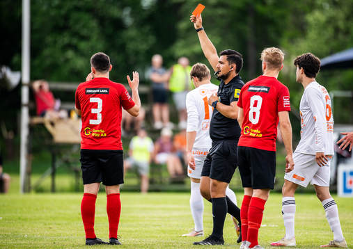 Domare Delavar Vahdanjo ger rött kort till Åryds Elvedin Mesinovic