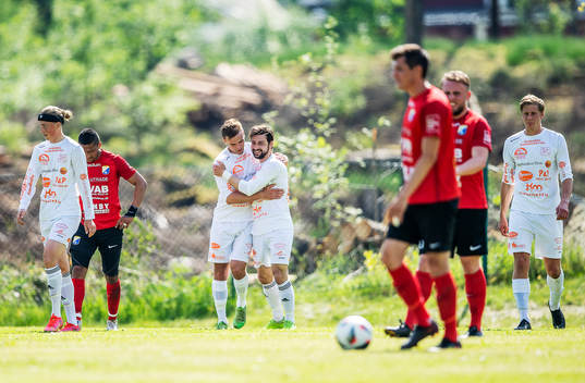 Älmeboda/Linneryds Samuel Tarasenko jublarmed lagkamrater efter 4-0