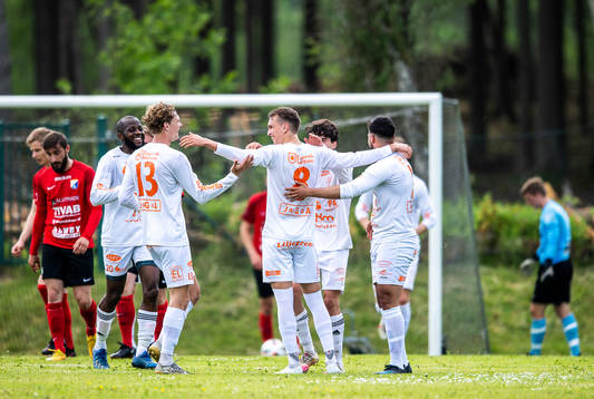 Älmeboda/Linneryds Filip Jeppsson gör 3-0 på frispark och jublar med lagkamrater