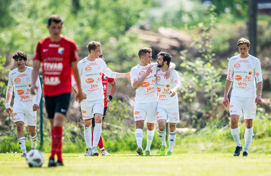 Älmeboda/Linneryds Samuel Tarasenko jublar med lagkamrater efter 4-0