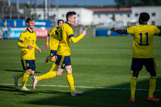 Patrik Wålemark of Sweden celebrates togheter with Hampus Finndell and Anthony Elanga after scoring 5-0