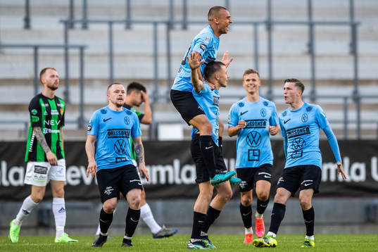 Landskronas Melker Heier jublar med lagkamrater