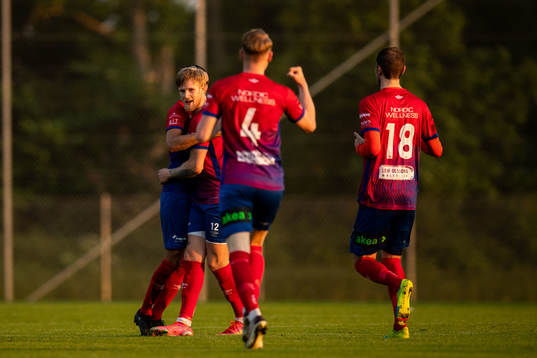 Höganäs Oliver Henneberg Bech jublar efter 3-3