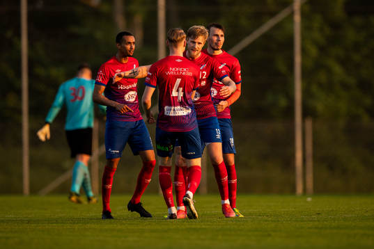 Höganäs Oliver Henneberg Bech jublar efter 3-3