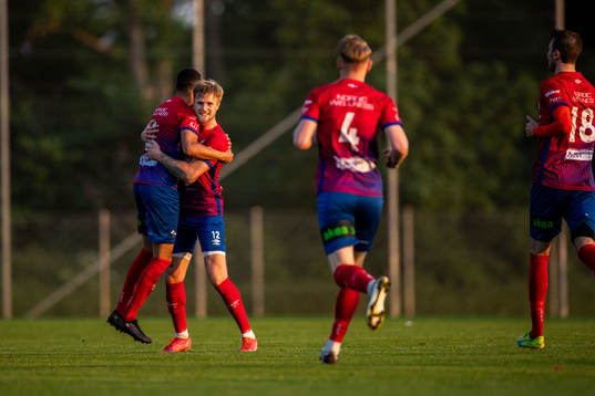 Höganäs Oliver Henneberg Bech jublar med lagkamrater