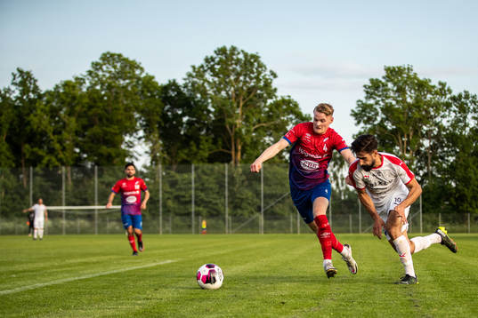 Höganäs Jack Blomqvist och Assyriskas Victor Kalasho