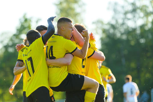 Räppes Momodou Njie, Emir Avdic, och Oskar Gabrielsson jublar efter mål 1-0