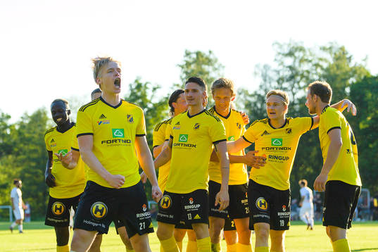Räppes Oskar Gabrielsson jublar efter sitt 1-0 mål