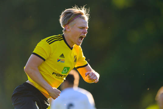 Räppes Oskar Gabrielsson jublar efter sitt 1-0 mål