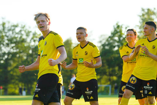 Räppes Oskar Gabrielsson jublar efter sitt 1-0 mål