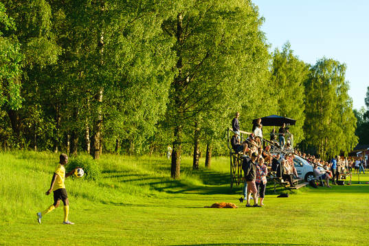 Räppes Momodou Njie hämtar en boll