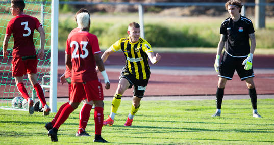 IFK Hässleholms Ivan Danielsson Andanovski har gjort 0-1 och jublar i matchen i division 2 Södra Götaland mellan Prespa Birlik och IFK Hässleholm i Hässleholm 9 juni 2021.