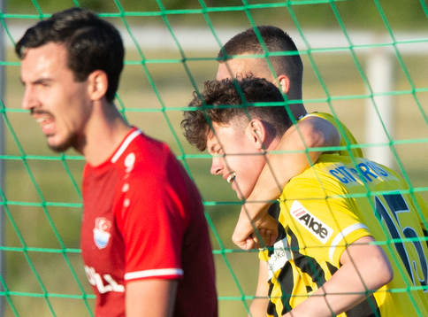 IFK Hässleholms Max Nilsson (född 2005) har nickat in segermålet 1-2 och jublar bakom målet i matchen i division 2 Södra Götaland mellan Prespa Birlik och IFK Hässleholm i Hässleholm 9 juni 2021.