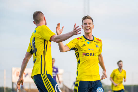 Ängelholms Anton Kinnander jublar med Niklas Svensson efter 2-0 målet
