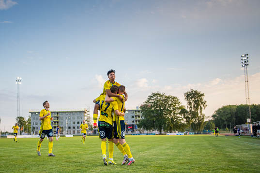 Ängelholms Othmane Salama jublar med Anton Kinnander och Niklas Svensson efter 2-0 målet