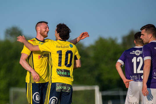 Ängelholms Anton Kinnander och William Kvist jublar efter 1-0