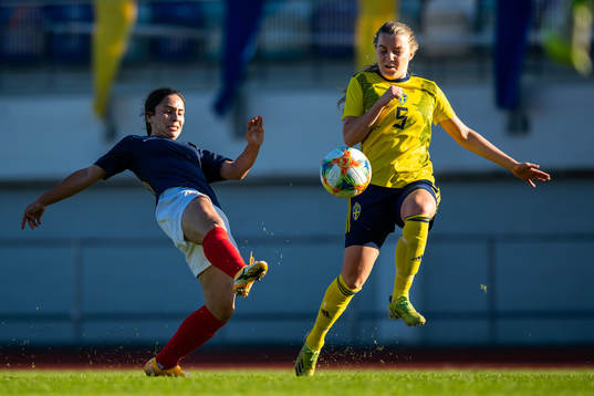 Frankrikes Manon Revelli och Sveriges Ebba Hed