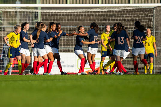 Frankrikes Emelyne Laurent jublar efter 2-2