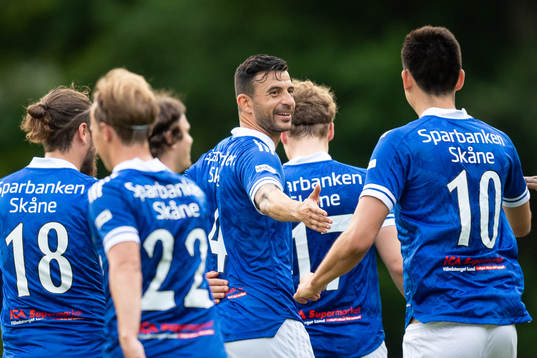 Lunds SKs Behrang Safari jublar tillsammans med lagkamrater efter att ha gjort 2-0