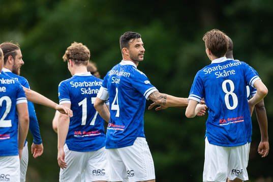 Lunds SKs Behrang Safari jublar tillsammans med lagkamrater efter att ha gjort 2-0