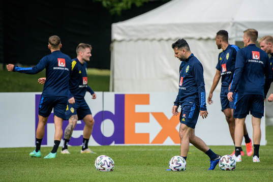 Poya Asbaghi, temporary coach of the Swedish national football team's reserve squad at a training session