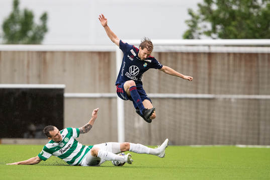 Västerås Filip Tronét och Östers Oliver Silverholt