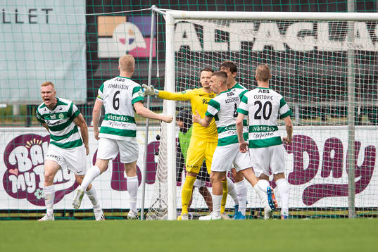 Västerås målvakt Anton Fagerström jublar efter en räddad straff