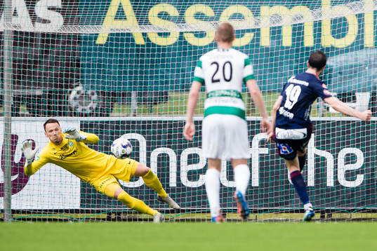 Västerås målvakt Anton Fagerström räddar en straff från Östers Nicolas Mortensen
