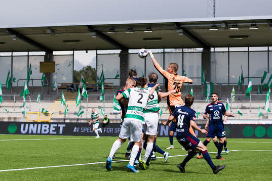 Östers målvakt Robin Malmkvistär högst på en frispark